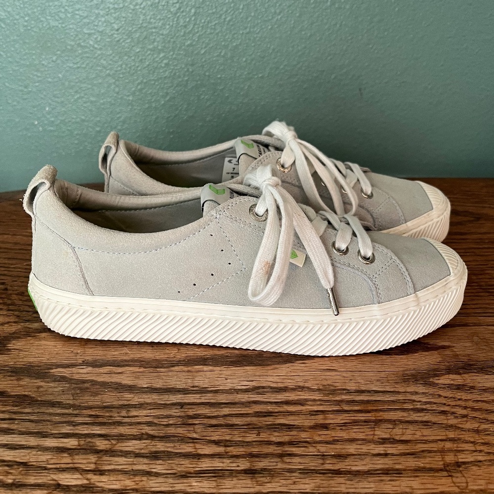 Cariuma OCA Low Suede Sneaker Off-White Worn Twice Women's Size 7 Men's Size 5.5